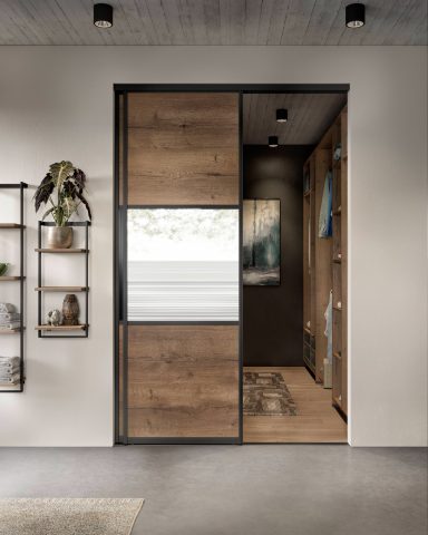 Moderne Schiebetür aus Holz mit großen Glasflächen, umgeben von minimalistischer Einrichtung.